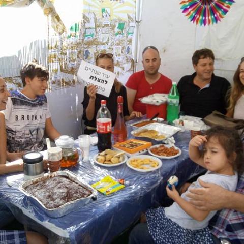 עסוקה גם בסוכה - חיי זוהר בפתח תקווה