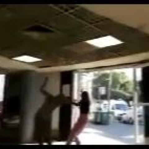 בת 19 משכה בשערות אישה בת 60 והפילה אותה על הרצפה תוך קללות בשל ויכוח על מקום חניה - חדשות בפתח תקווה