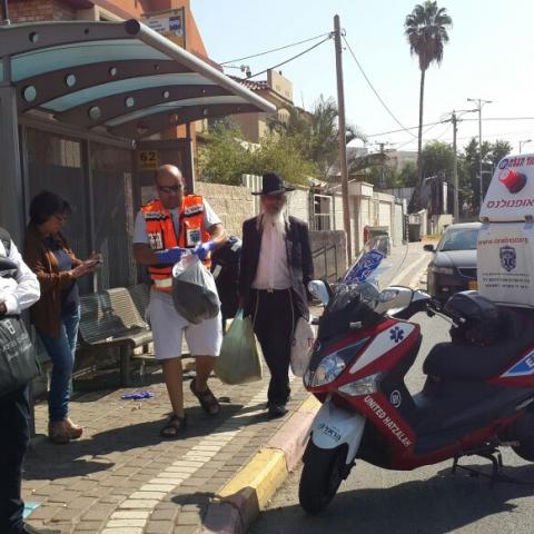 צעיר נפגע מסגירת תא מטען של אוטובוס בסמוך לצומת גנים בפתח תקווה. - חדשות בפתח תקווה