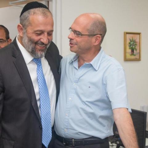 2 מעמדים מיוחדים, נפרדים, לבני ישיבות בערב אחד  - 2 טקסי חלוקת מלגות לחרדים בלבד - חדשות בפתח תקווה