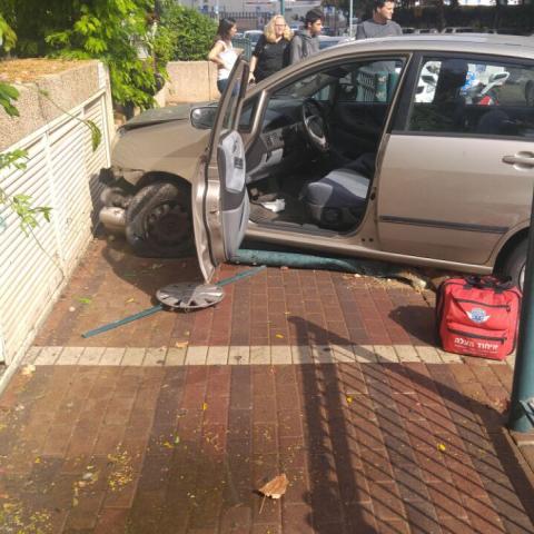 נהגת רכב נפצעה בינוני ברחוב פרידמן בפתח תקווה. - חדשות בפתח תקווה