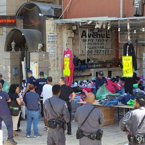 בחובבי ציון העירייה מחרימה סחורות שהוצאו אל מחוץ לחנות - חדשות בפתח תקווה