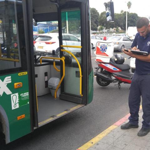 הולכת רגל נפגעה מאוטובוס בדרך זאב ז'בוטינסקי - חדשות בפתח תקווה