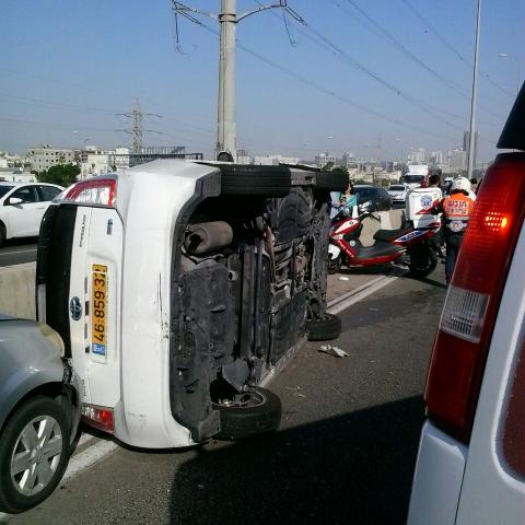 2 תאונות הבוקר: רכב התהפך מעל גשר גהה ורכב אחר הסתחרר ופגע במעקה - חדשות בפתח תקווה