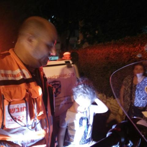 תינוק וילדה בת שנתיים חולצו לאחר שננעלו ברכב ברחוב סלנט - חדשות בפתח תקווה