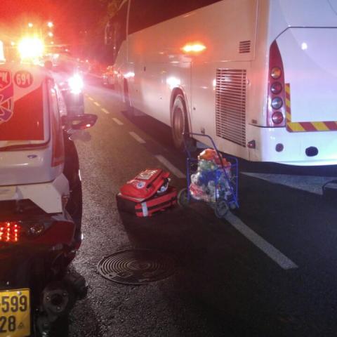 הולכת רגל נפגעה מרכב ברחוב שטמפפר ונחבלה בראשה. - חדשות בפתח תקווה