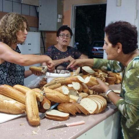 כריך טעים מחכה במזכירות למי ששכח ולמי שצריך - חינוך בפתח תקווה