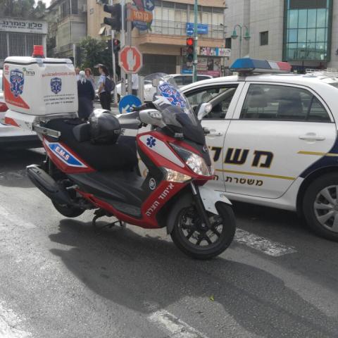הולך רגל נפגע קל מרכב פרטי ברחוב חיים עוזר פינת ההסתדרות - חדשות בפתח תקווה