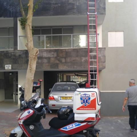 נתגלתה גופת גבר ברחוב נחלת צבי - חדשות בפתח תקווה