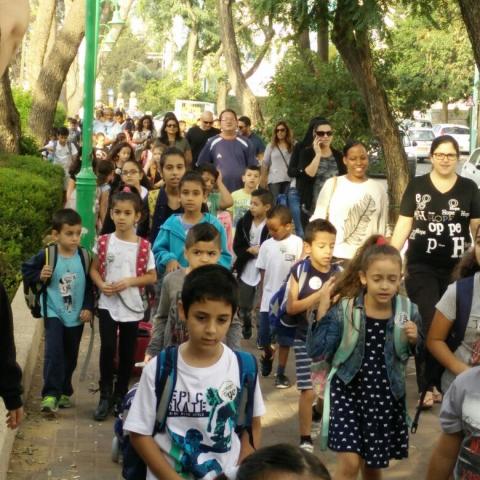 יום ההליכה הבינלאומי בבית החינוך אורנים: התלמידים וההורים הלכו ביחד - חינוך בפתח תקווה