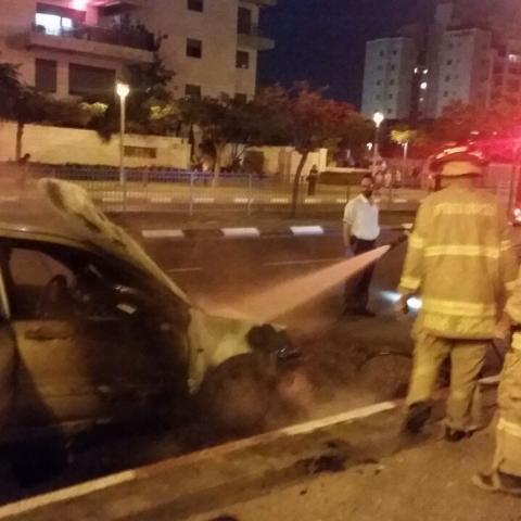 רכב עלה באש ברחוב העצמאות בכפר גנים - ללא נפגעים - חדשות בפתח תקווה