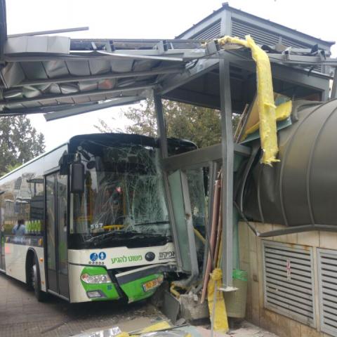 אוטובוס חצה שני נתיבים ופגע בתשתיות - חדשות בפתח תקווה