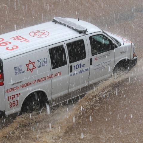 לקראת גל הקור והגשם הצפוי מחר: במד"א מזהירים את הציבור - טיפים והמלצות בפתח תקווה