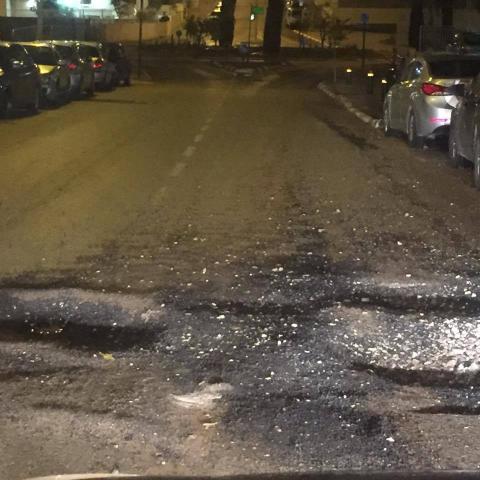 בשל הגשמים נפערו בורות בכבישים במרכז העיר, כיתות בבי"ס הס הוצפו ושרותי החירום לא נחו לרגע - חדשות בפתח תקווה