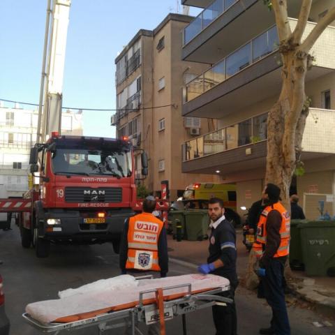 חולץ אדם עם מנוף מקומה גבוהה ברחוב חנה סנש - חדשות בפתח תקווה
