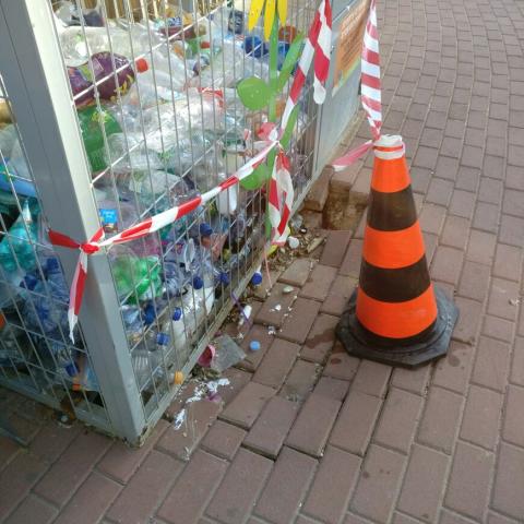 הכלב נתקל במדרכה ונפל לבור - איכות הסביבה וחזות העיר בפתח תקווה