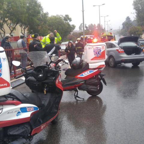 שוב תאונה ברחוב הרצוג: הולך רגל שחצה במעבר חצייה נפגע ונלכד מתחת לרכב - חדשות בפתח תקווה
