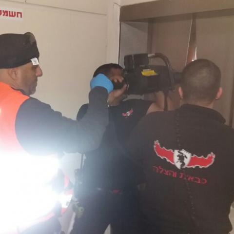 כיבוי אש פועל לחילוץ לכודים ממעלית שנפלה קומה וחצי ברחוב רפאל איתן - חדשות בפתח תקווה