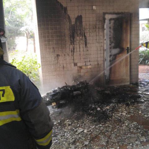אופנוע עלה באש ברחוב טבצ'ניק בשכונת נווה גן - חדשות בפתח תקווה