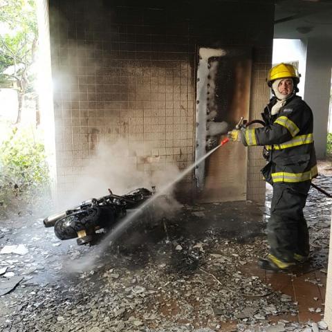 הלילה בעין גנים: 3 אופנועים עלו באש מתחת לבניין מגורים - חדשות בפתח תקווה
