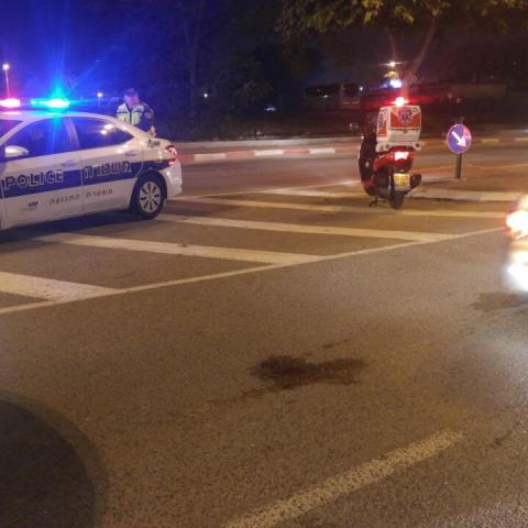 הולך רגל נפגע מרכב ונחבל בראשו ברחוב מנחם בגין בפתח תקווה. - חדשות בפתח תקווה
