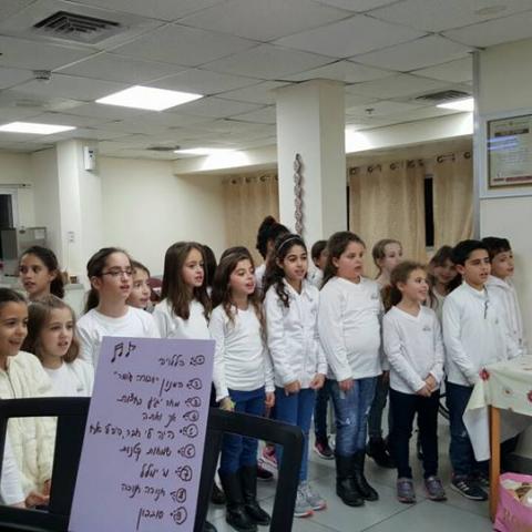 מקהלת בית הספר "דבורה עומר" ביקרו בבית האבות "נווה שלו" - חינוך בפתח תקווה