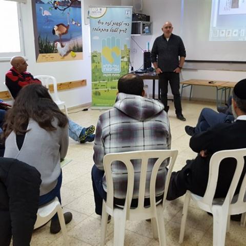 התנהגות בעלי חיים לטובת התנהגות בני נוער - חינוך בפתח תקווה