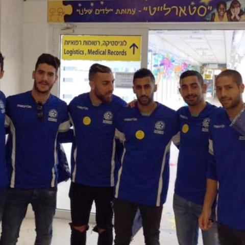 גם זה חשוב בספורט: שחקני מכבי פ"ת ביקרו במחלקה האונקולוגית בביה"ח שניידר - מעשים טובים בפתח תקווה