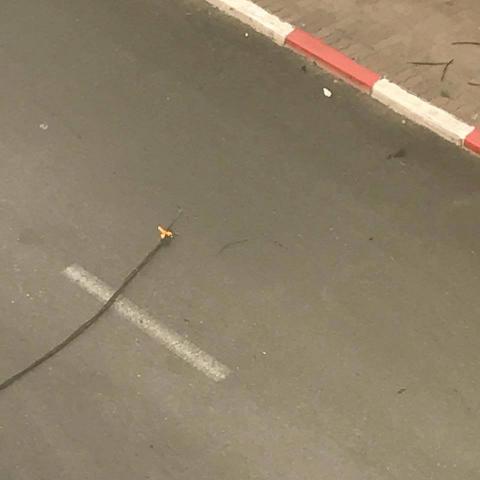 רחוב חנקין חסום משני הצדדים בשל כבל רעוע שנקרע. - חדשות בפתח תקווה