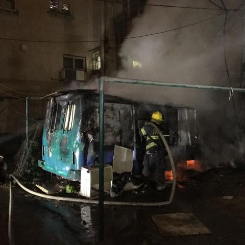 רכב עלה באש צמוד לבניין מגורים ברחוב חובבי ציון - חדשות בפתח תקווה