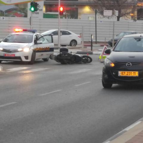 תאונת דרכים בפינת הרחובות בן דרור וגיסין בין רכב פרטי לאופנוע - חדשות בפתח תקווה