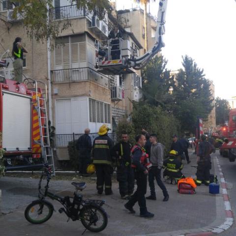  אישה חולצה במצב בינוני משריפה בדירה ברח' יהודה הלוי בפתח תקווה - חדשות בפתח תקווה