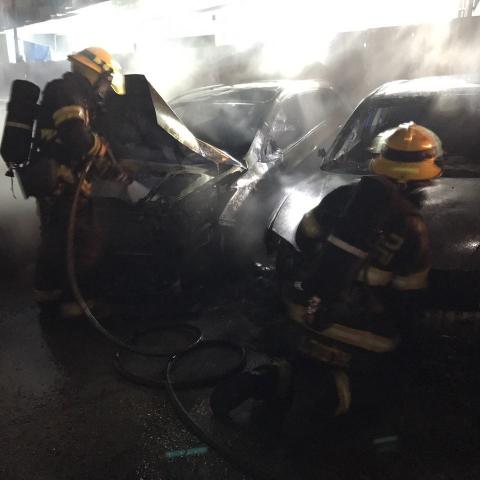 חשד להצתה: 2 רכבים נשרפו בחניון  בניין ברחוב בן חור בפתח תקווה - חדשות בפתח תקווה