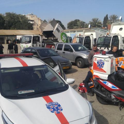 עובד נפגע לאחר שידו נתפסה במהלך עבודה על רכב מטאטא כבישים - חדשות בפתח תקווה