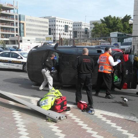 נהגת רכב נפצעה בינוני לאחר שהתהפכה עם רכבה ברחוב משה דיין - חדשות בפתח תקווה