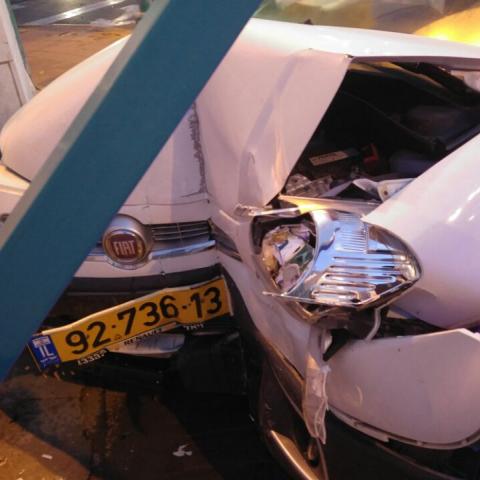 נהגת רכב נפצעה בתאונת דרכים עם מעורבות שני כלי רכב ברחוב מנחם בגין - חדשות בפתח תקווה