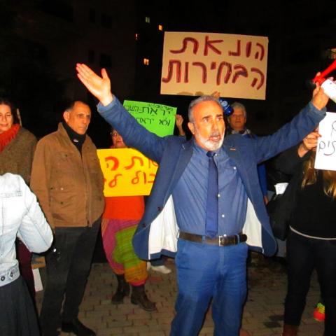 8 מפגינים עוכבו אמש לחקירה ע"י משטרת פ"ת בהפגנה מול ביתו של היועמ"ש - חדשות בפתח תקווה