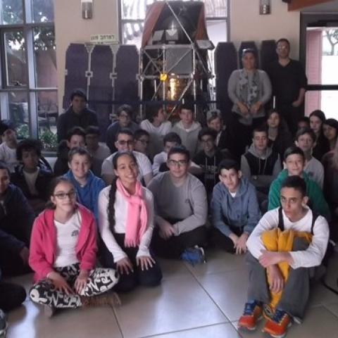 תלמידי חטיבת אחד העם ורבר מגינים על כדור הארץ בפני אסטרואידים - חינוך בפתח תקווה