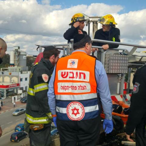 7 אנשים ובהם אישה בהריון היו לכודים במשך שעה במעלית ברחוב אפעל  בפתח תקווה - חדשות בפתח תקווה