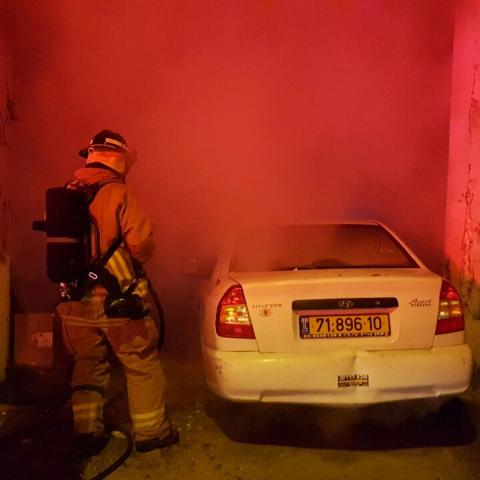 רכב עולה באש מתחת לבניין מגורים ברחוב סלור - ללא נפגעים - חדשות בפתח תקווה