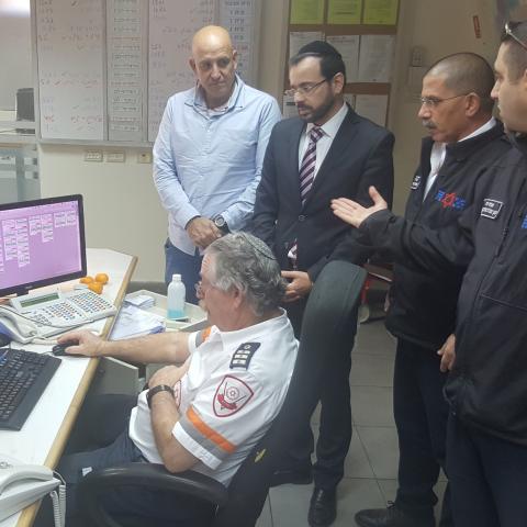 מ"מ ראש עיריית פתח תקווה והממונה על הביטחון והחירום, הרב אוריאל בוסו בביקור בתחנת מד"א בעיר - בריאות בפתח תקווה