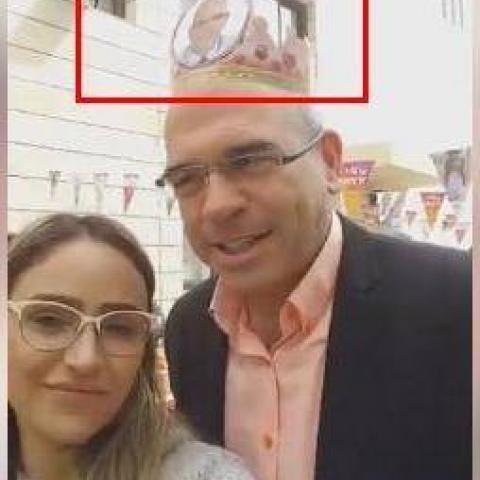 לכבוד ביקורו נתלו דגלים עם תמונתו של ראש העיר. - חינוך בפתח תקווה