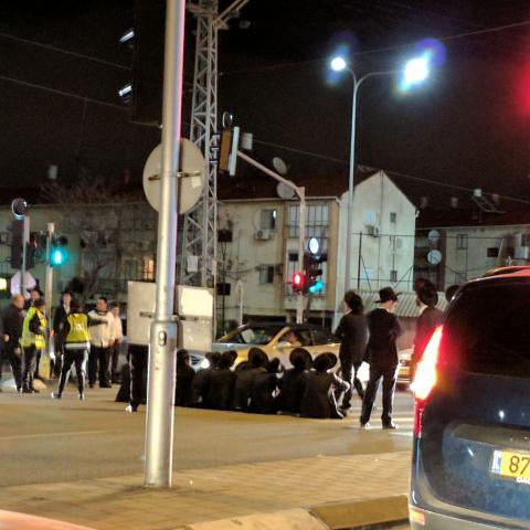 ההיגיון של אנשי הפלג הקיצוני - מסרבים להכיר בהוראות החוק יוצאים להפגין באמצעות חוק - חדשות בפתח תקווה