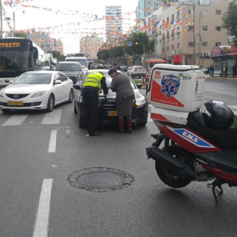 הולכת רגל בת 17 נפגעה באורח קל מרכב פרטי ברחוב חיים עוזר - חדשות בפתח תקווה