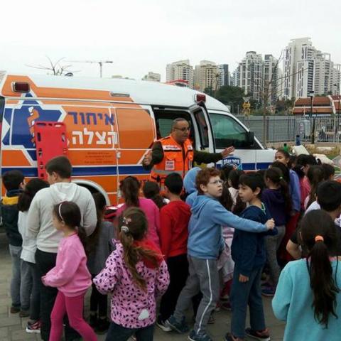 חובשי איחוד הצלה הדריכו בבית ספר עוזי חיטמן - חדשות בפתח תקווה