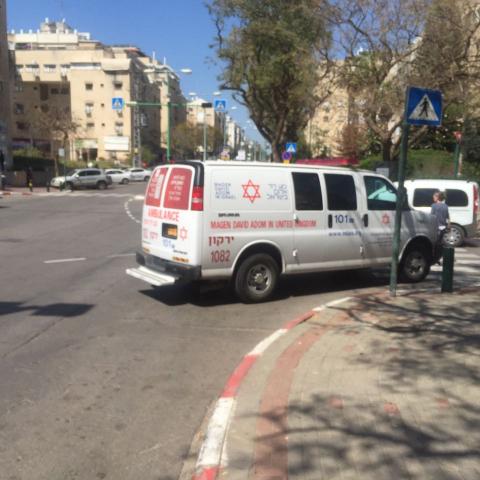 רכב פגע באבא ובילדו בן ה- 3 ברחוב לוחמי הגיטו - חדשות בפתח תקווה