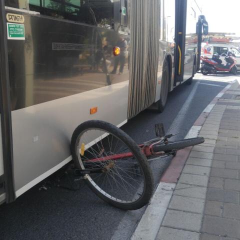 נער רכב על אופניים ונפגע מאוטובוס ברחוב ז'בוטינסקי פינת אורלוב - חדשות בפתח תקווה