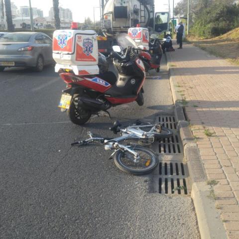 רוכב אופניים חשמליים נפגע מרכב פרטי ברחוב אחד העם - חדשות בפתח תקווה