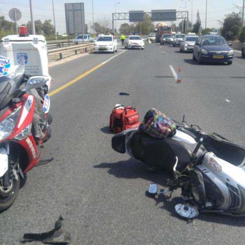 רוכב אופנוע בן 19 נפצע בינוני בכביש 5 סמוך למחלף התקווה - חדשות בפתח תקווה
