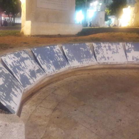 הספסלים בכיכר המיואשים נחסמו כדי למנוע שימוש בהם. העירייה: המשטרה הציבה אותם. המשטרה: לא אנחנו הצבנו - איכות הסביבה וחזות העיר בפתח תקווה